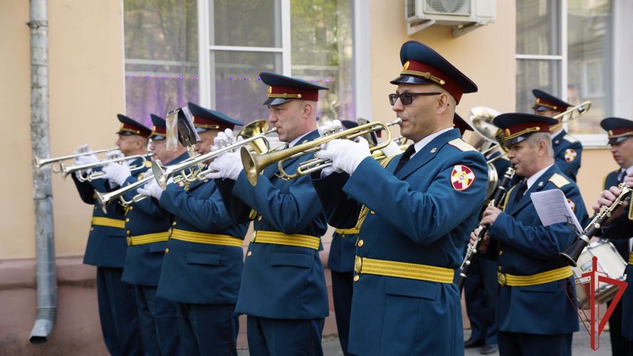 В Хабаровске росгвардейцы провели акцию «Парад у дома ветерана»