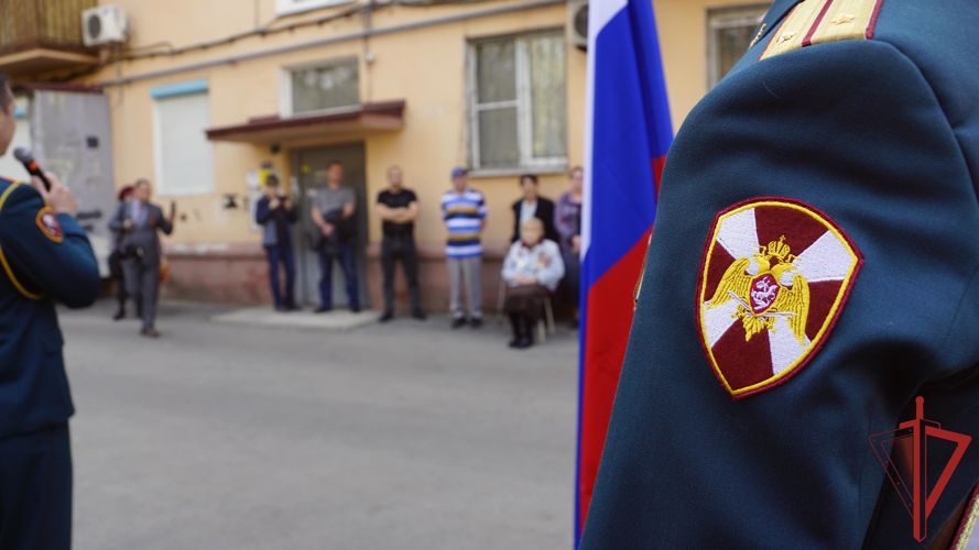 В Хабаровске росгвардейцы провели акцию «Парад у дома ветерана»