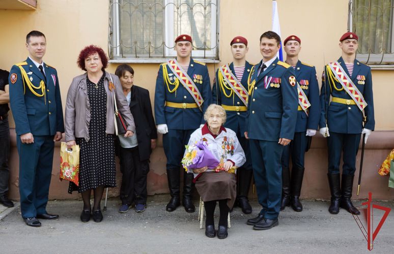 В Хабаровске росгвардейцы провели акцию «Парад у дома ветерана»