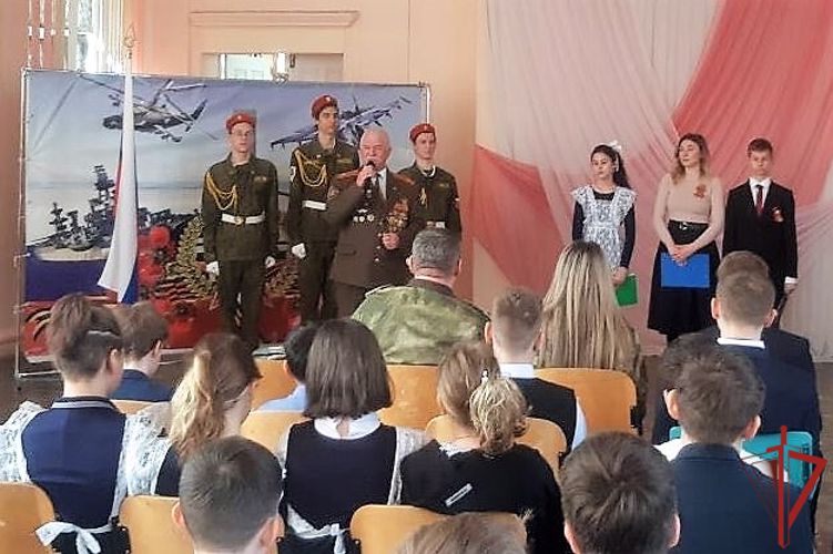 В преддверии Дня Победы сотрудники ОМОН «Ураган» провели Урок мужества для школьников г. Комсомольска-на-Амуре