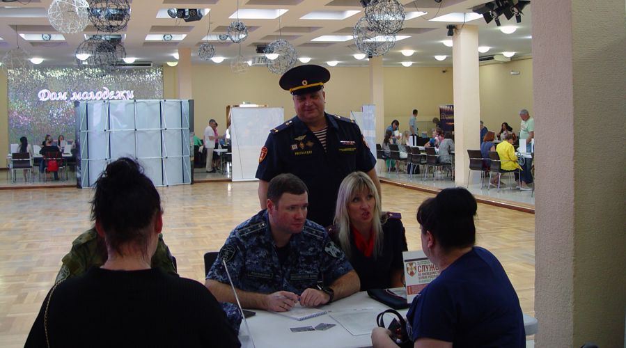 В г. Комсомольске-на-Амуре сотрудники Росгвардии приняли участие в ярмарке вакансий