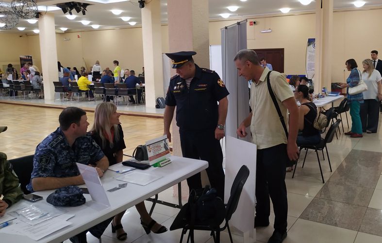 В г. Комсомольске-на-Амуре сотрудники Росгвардии приняли участие в ярмарке вакансий