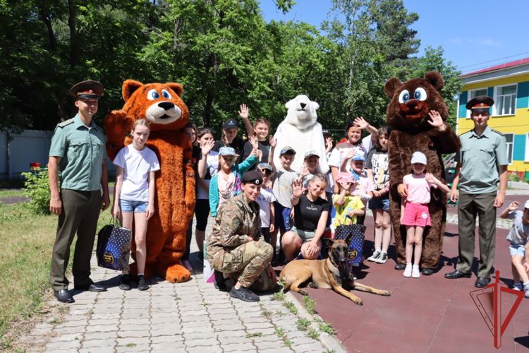 В Хабаровске росгвардейцы организовали праздник для детей, попавших в сложную жизненную ситуацию