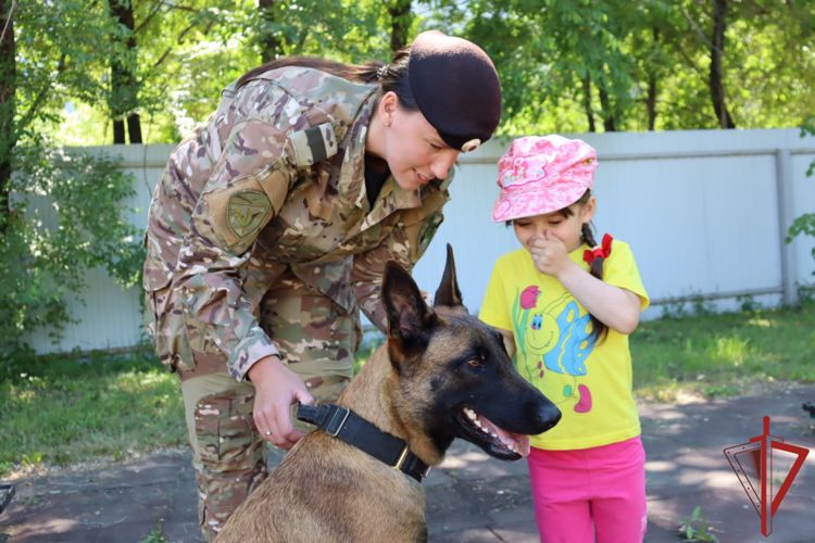 В Хабаровске росгвардейцы организовали праздник для детей, попавших в сложную жизненную ситуацию