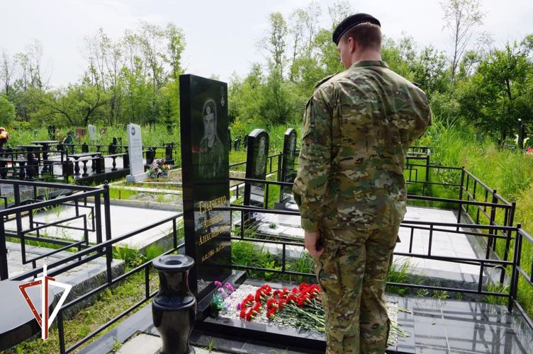 Росгвардейцы почтили память офицера хабаровского ОМОН Александра Гладченко