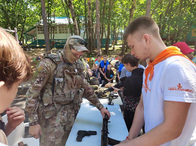 Сотрудники хабаровского ОМОН встретились со школьниками в детском лагере имени Олега Кошевого