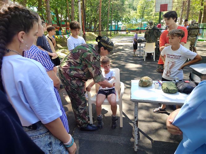 Сотрудники хабаровского ОМОН встретились со школьниками в детском лагере имени Олега Кошевого