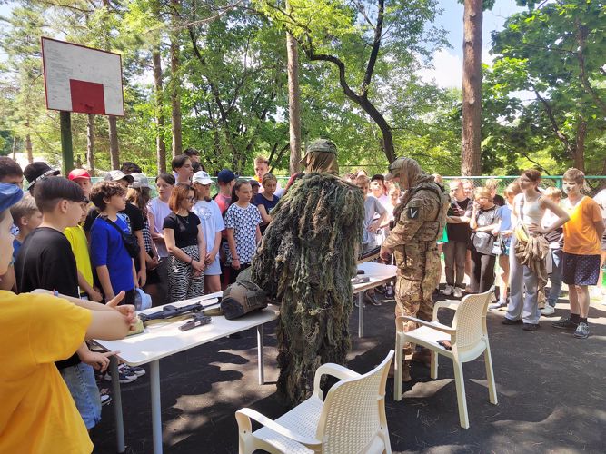 Сотрудники хабаровского ОМОН встретились со школьниками в детском лагере имени Олега Кошевого