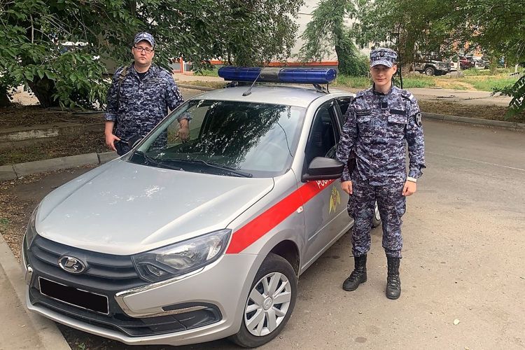 В Комсомольске-на-Амуре росгвардейцы по горячим следам задержали подозреваемых в уличном грабеже