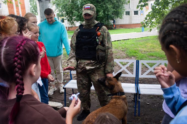 Сотрудники ОМОН «Тигр» Росгвардии встретились с хабаровскими школьниками во время летних каникул