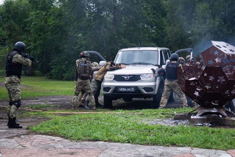 Сотрудники ОМОН «Тигр» Росгвардии встретились с хабаровскими школьниками во время летних каникул