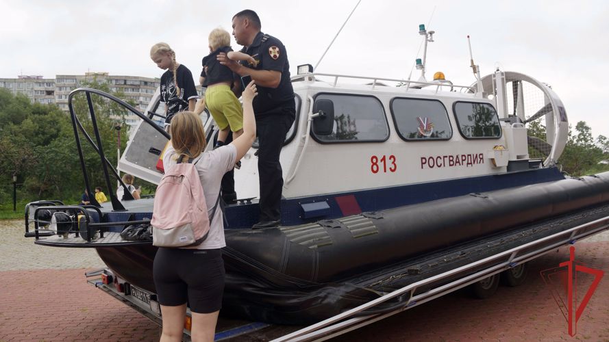 В Хабаровске сотрудники Росгвардии приняли участие в патриотической акции, посвященной Дню флага России 