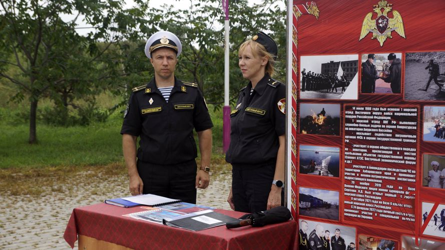 В Хабаровске сотрудники Росгвардии приняли участие в патриотической акции, посвященной Дню флага России 