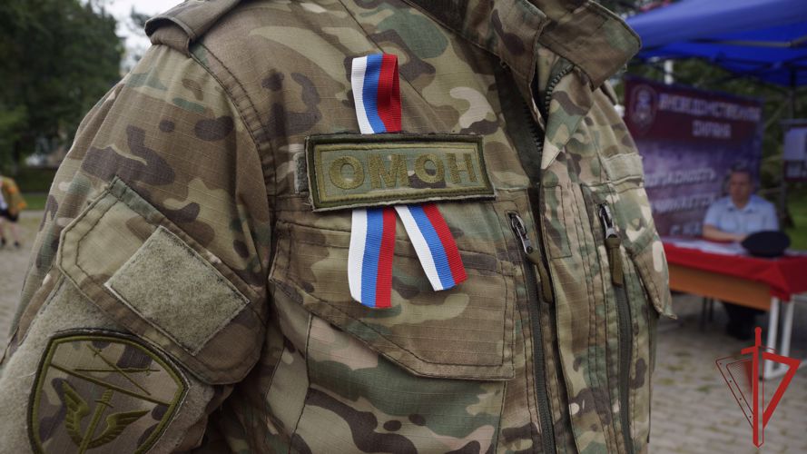 В Хабаровске сотрудники Росгвардии приняли участие в патриотической акции, посвященной Дню флага России 