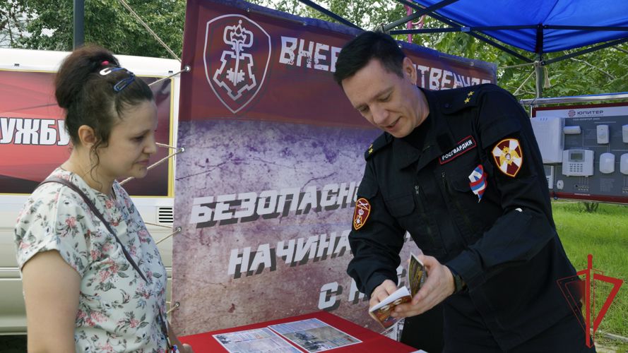 В Хабаровске сотрудники Росгвардии приняли участие в патриотической акции, посвященной Дню флага России 