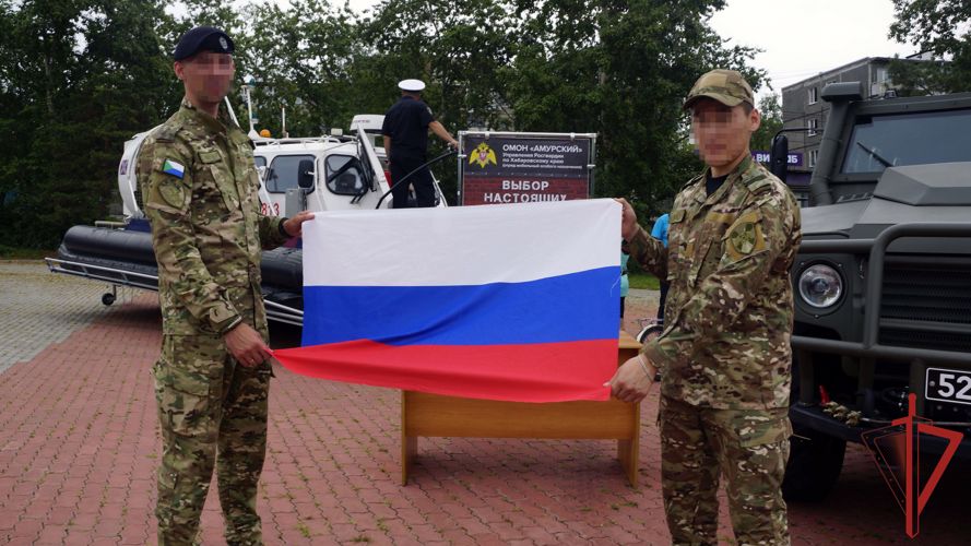 В Хабаровске сотрудники Росгвардии приняли участие в патриотической акции, посвященной Дню флага России 