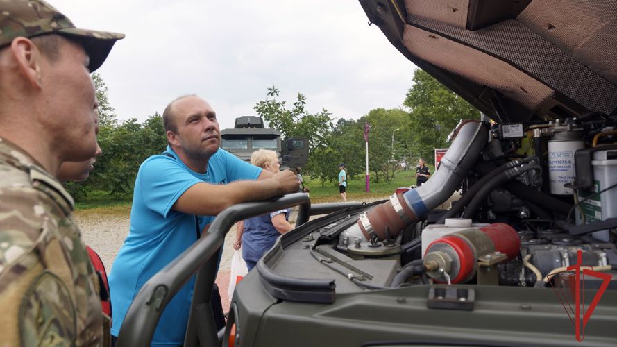 В Хабаровске сотрудники Росгвардии приняли участие в патриотической акции, посвященной Дню флага России 