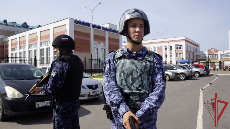 В канун нового учебного года росгвардейцы проверили образовательные учреждения Хабаровского края на предмет их антитеррористической защищённости