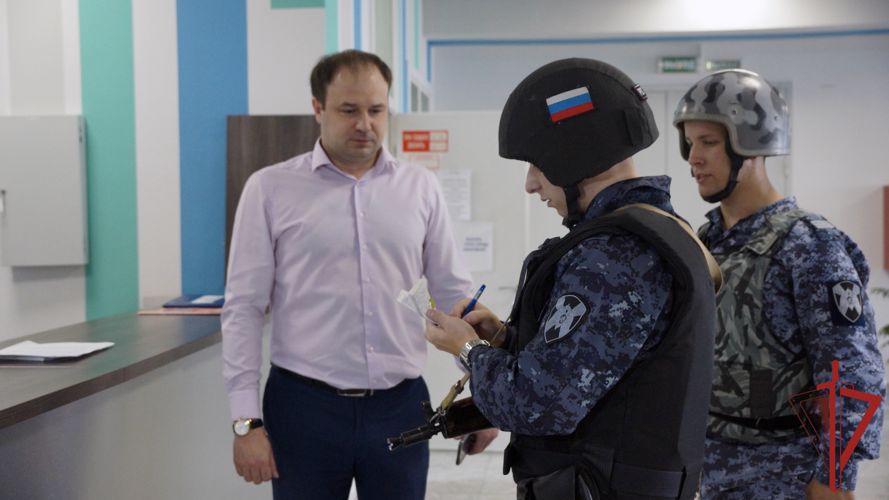 В канун нового учебного года росгвардейцы проверили образовательные учреждения Хабаровского края на предмет их антитеррористической защищённости