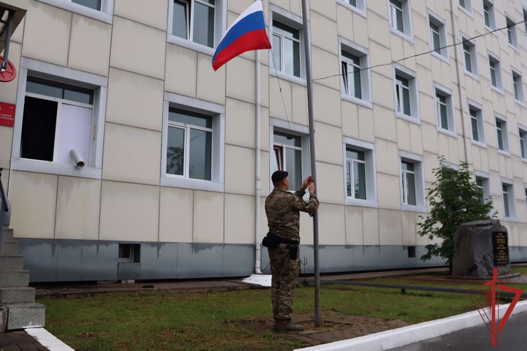 Торжественным построением и подъемом российского триколора отметили хабаровские росгвардейцы День государственного флага страны