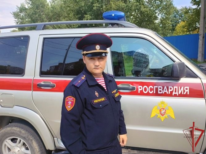 Росгвардейцы оказали помощь хабаровчанке, потерявшей сознание на улице 
