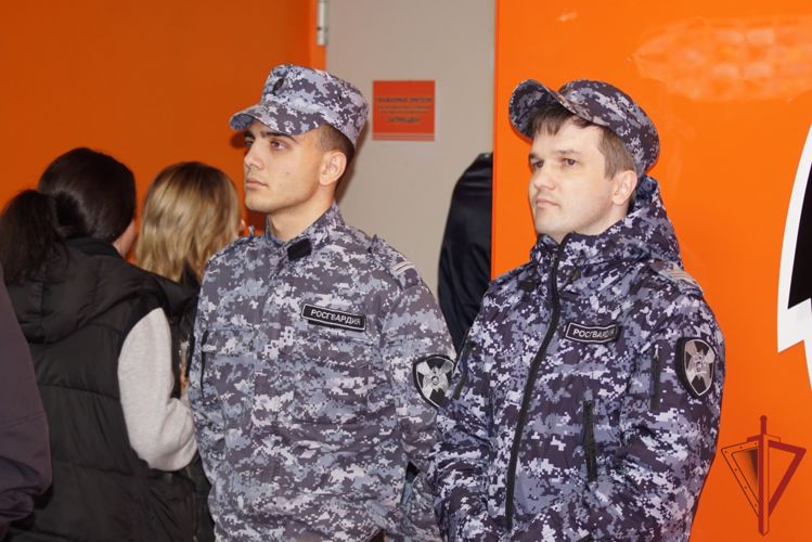 Сотрудники вневедомственной охраны Росгвардии обеспечили безопасность во время открытия хоккейного сезона в Хабаровске   
