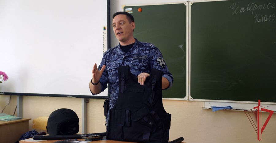  В Хабаровске сотрудники Росгвардии провели Урок мужества, посвящённый Дню солидарности в борьбе с терроризмом 