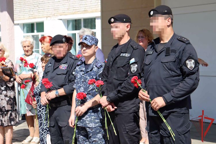 В Хабаровске сотрудники ОМОН почтили память погибших в годы Второй мировой войны