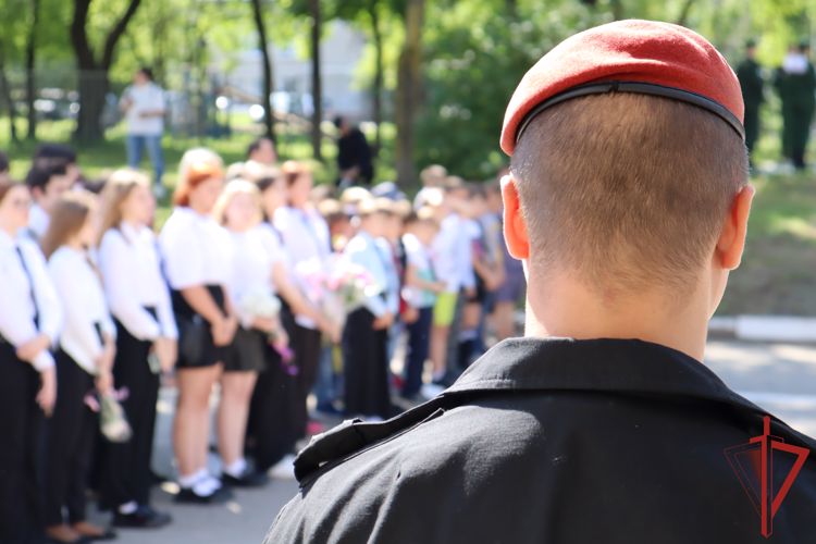 В Хабаровске сотрудники ОМОН почтили память погибших в годы Второй мировой войны