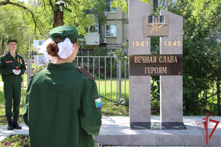 В Хабаровске сотрудники ОМОН почтили память погибших в годы Второй мировой войны