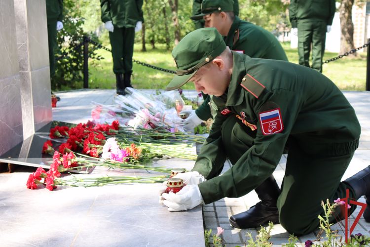 В Хабаровске сотрудники ОМОН почтили память погибших в годы Второй мировой войны