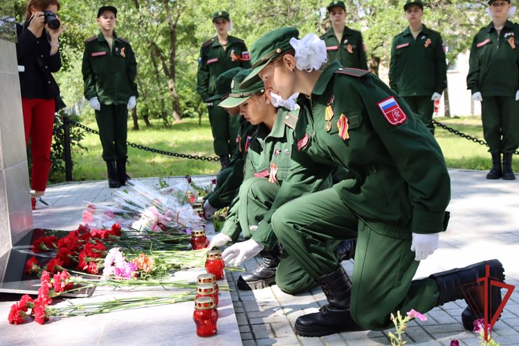 В Хабаровске сотрудники ОМОН почтили память погибших в годы Второй мировой войны