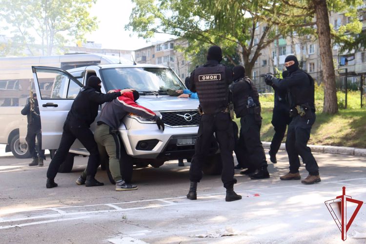 В Хабаровске сотрудники ОМОН почтили память погибших в годы Второй мировой войны