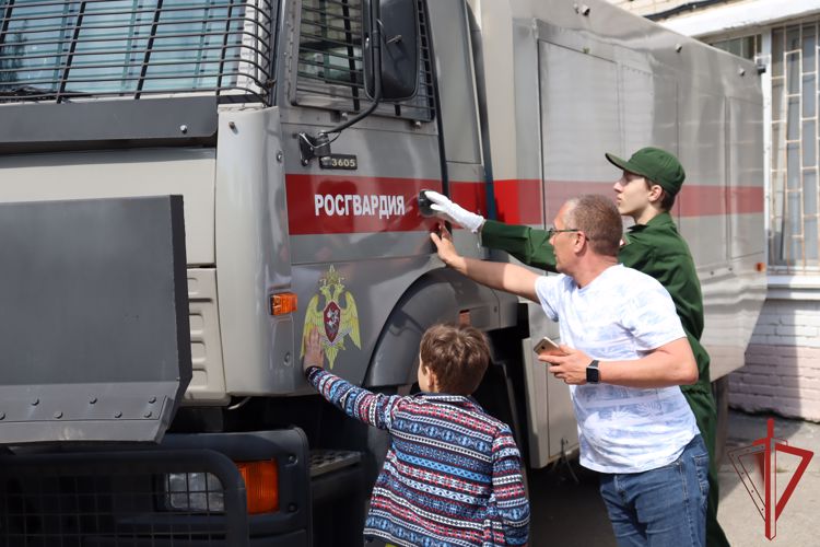 В Хабаровске сотрудники ОМОН почтили память погибших в годы Второй мировой войны