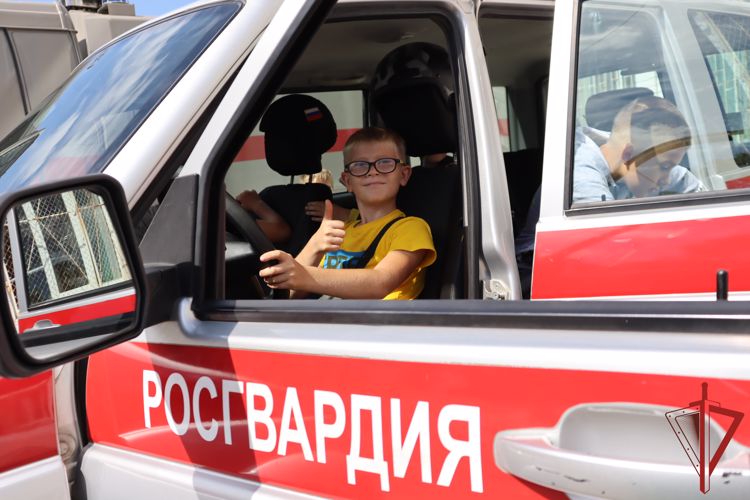 В Хабаровске сотрудники ОМОН почтили память погибших в годы Второй мировой войны