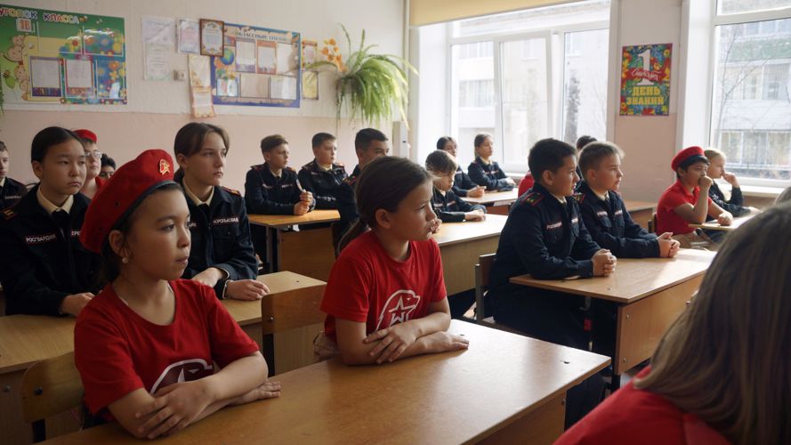 Накануне профессионального праздника сотрудники вневедомственной охраны Росгвардии провели Урок мужества для юных хабаровчан