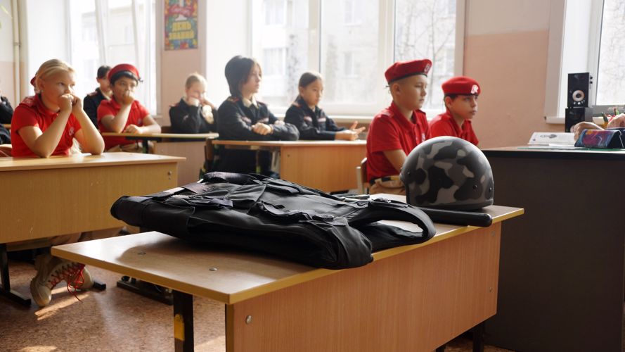 Накануне профессионального праздника сотрудники вневедомственной охраны Росгвардии провели Урок мужества для юных хабаровчан