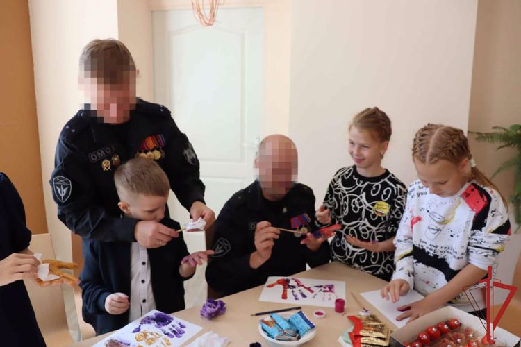 В День отца хабаровские росгвардейцы получили поздравления от представителей филиала Фонда «Защитники Отечества»