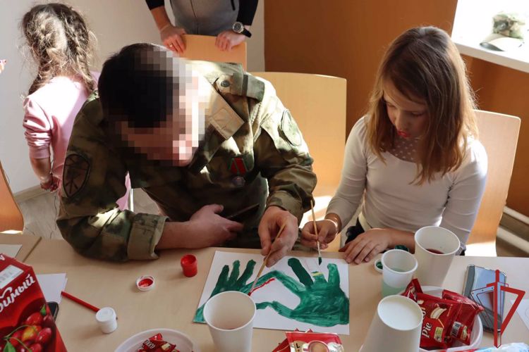 В День отца хабаровские росгвардейцы получили поздравления от представителей филиала Фонда «Защитники Отечества»
