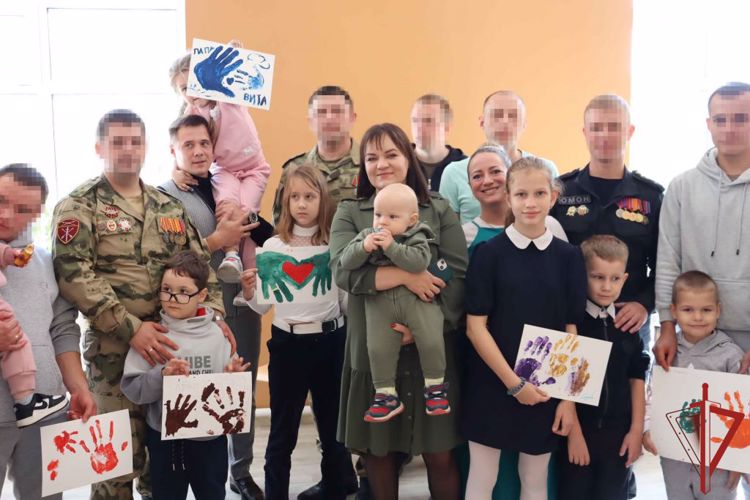 В День отца хабаровские росгвардейцы получили поздравления от представителей филиала Фонда «Защитники Отечества»