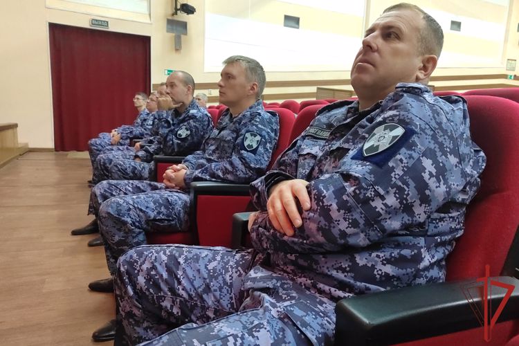 Инспектор городского отдела ГИБДД рассказал хабаровским росгвардейцам о профилактике дорожно-транспортных происшествий 