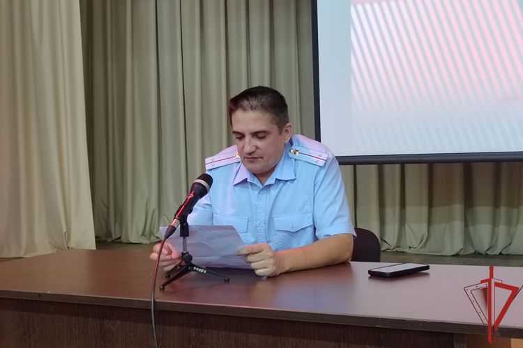 Инспектор городского отдела ГИБДД рассказал хабаровским росгвардейцам о профилактике дорожно-транспортных происшествий 