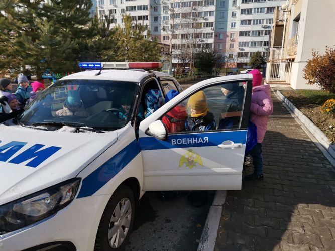 В Хабаровске сотрудники Росгвардии провели практическое занятие по ПДД с дошкольниками