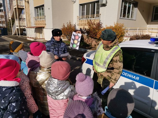 В Хабаровске сотрудники Росгвардии провели практическое занятие по ПДД с дошкольниками