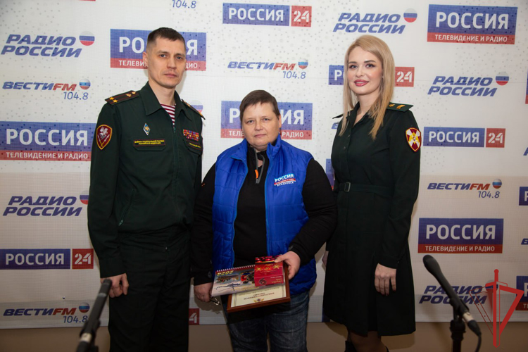  Росгвардейцы-дальневосточники поздравили журналистов с Днём российской печати 