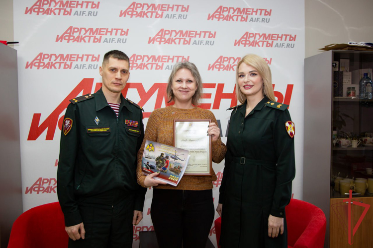  Росгвардейцы-дальневосточники поздравили журналистов с Днём российской печати 