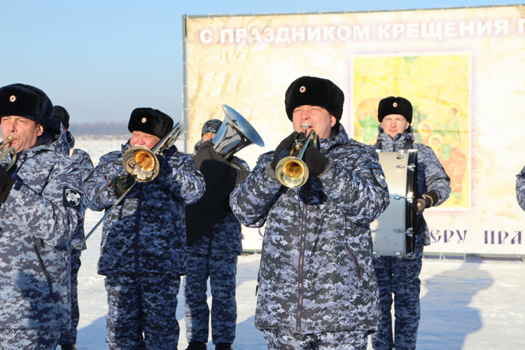 В Хабаровске росгвардейцы приняли участие в подготовке и проведении мероприятий, посвящённых празднованию Крещения Господня
