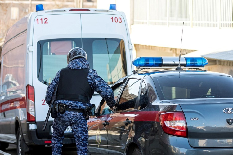 В Хабаровске сотрудники Росгвардии задержали мужчину, препятствовавшего работе медиков «Скорой помощи» 