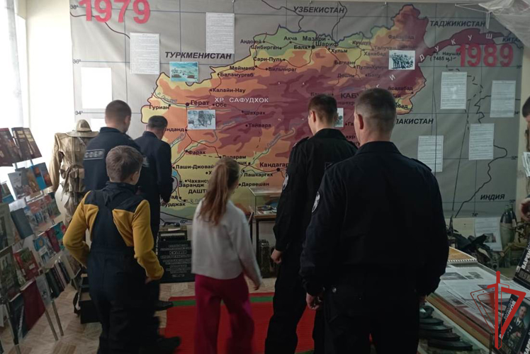 Сотрудники хабаровского СОБР Росгвардии почтили память дальневосточников, погибших при выполнении задач в вооруженных конфликтах и локальных войнах