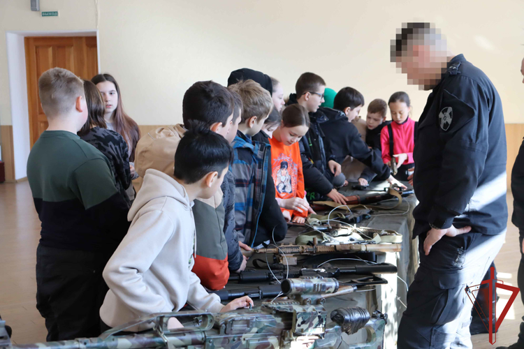 Накануне Дня защитника Отечества хабаровские школьники встретились с сотрудниками ОМОН Росгвардии